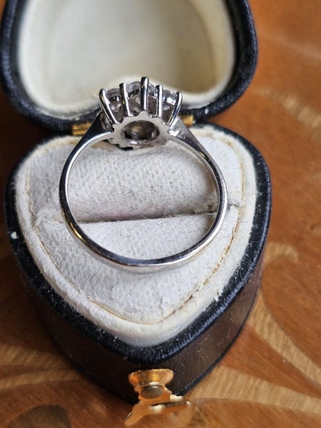 $1 - 9ct White Gold & CZ flower Ring 1.81gm Carousel 13
