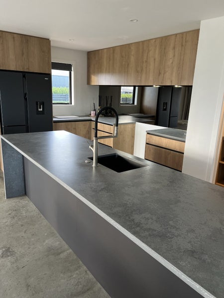 Almost new modern 3 year old kitchen and worktops Carousel 1