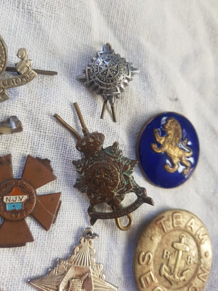 Bulk lot of mixed badges militaria etc Carousel 5