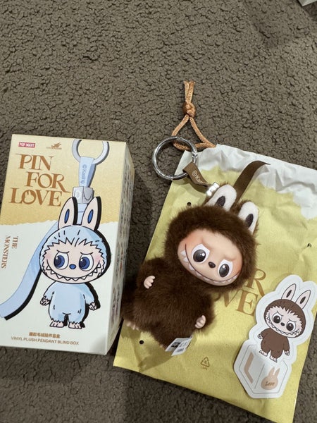 Labubu v4 Pin for love - L Carousel 1