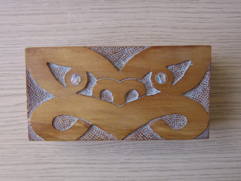 A WOODEN BOX WITH MAORI CARVING ON LID, FELT-LINED INSIDE [LENGTH OF BOX: 175mm] Carousel 2