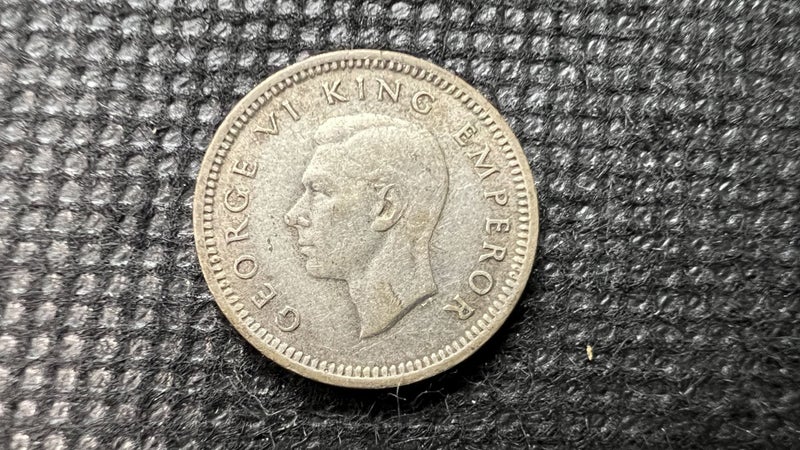 NZ 1942 "One Dot" Silver Three Pence Coin - Lot E90 Carousel 2