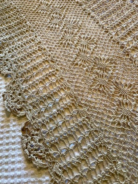 A lovely UNUSED hand crocheted ecru vintage Tablecloth Carousel 4