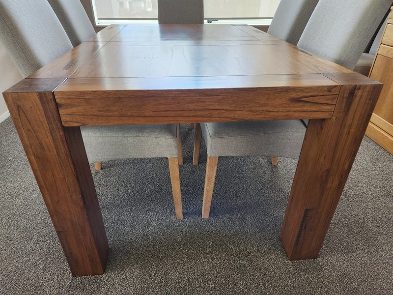 Expandable Dining Table with 8 soft chairs63617766435074112
