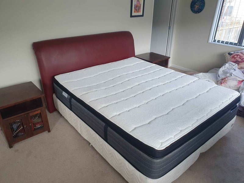 King Bed Set – Sealy Posturepedic Mattress, Bases, Headboard & Side Tables Carousel 1