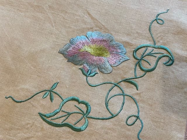 A stunning pure linen, hand embroidered Vintage Linen Tablecloth & 3 serviettes Carousel 2