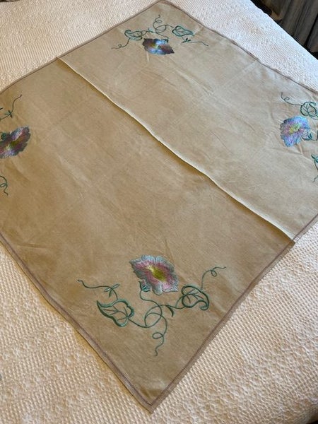 A stunning pure linen, hand embroidered Vintage Linen Tablecloth & 3 serviettes Carousel 4