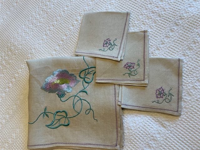 A stunning pure linen, hand embroidered Vintage Linen Tablecloth & 3 serviettes Carousel 1
