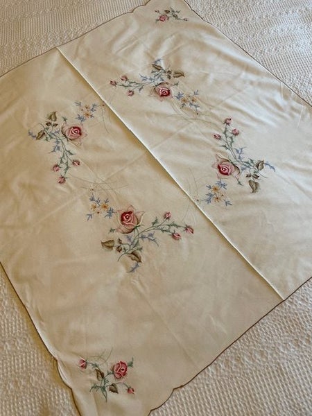 A sweet little everyday machine embroidered vintage tablecoth Carousel 1