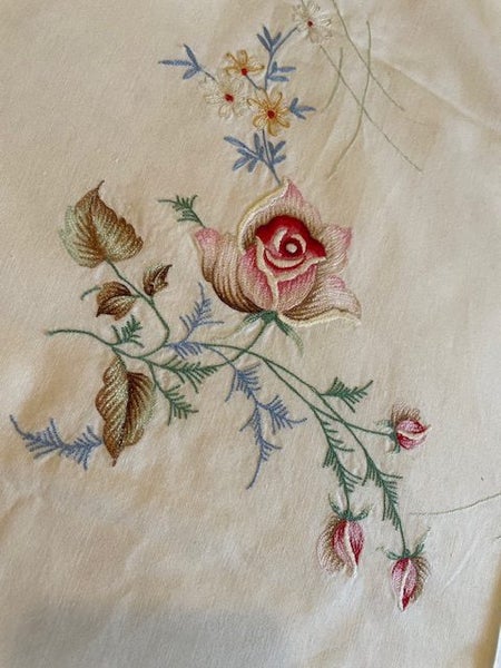 A sweet little everyday machine embroidered vintage tablecoth Carousel 2