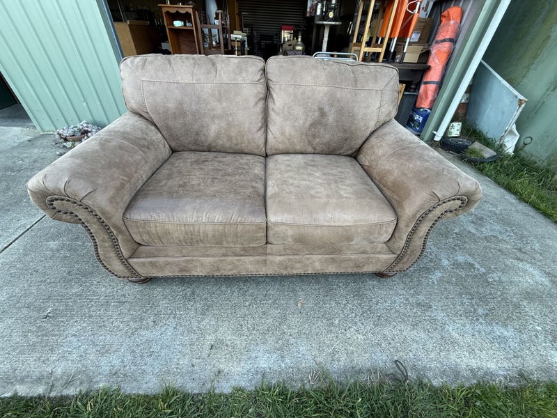 Comfy Chesterfield Style 2 Seater Sofa/Couch Carousel 1