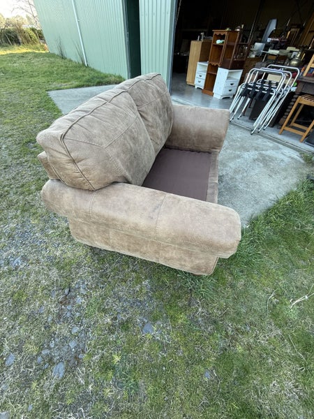 Comfy Chesterfield Style 2 Seater Sofa/Couch Carousel 11