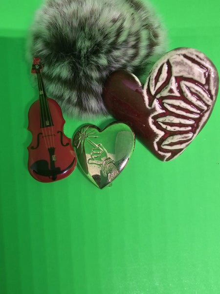 4 DIFFERENT BROOCHES - SEE THE PHOTOGRAPHS AND DETAILS Carousel 1