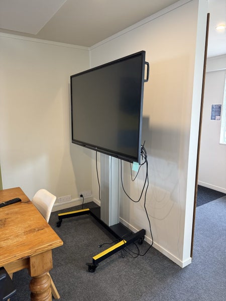 Large LG TV/ Monitor63619391276675111