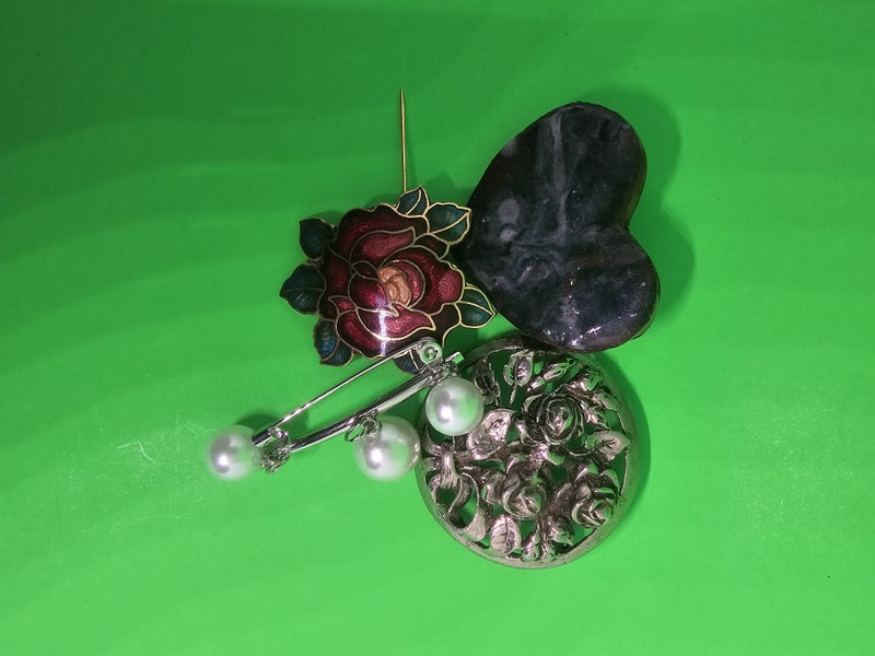 4 BROOCHES SEE THE PHOTOGRAPHS AND DETAILS Carousel 4