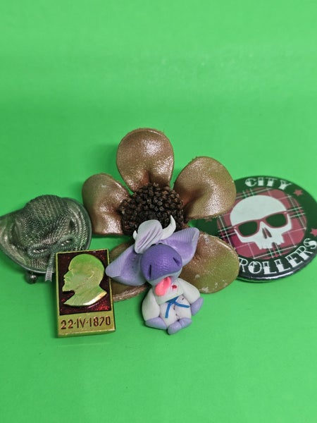 5 PINS/ BROOCHES Carousel 4