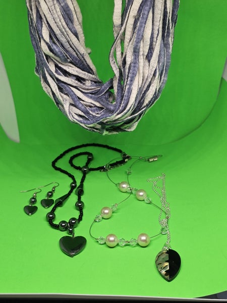 4 X NECKLACES Carousel 1