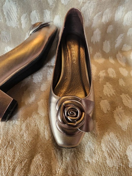 Gold very nice brand new shoes Carousel 2