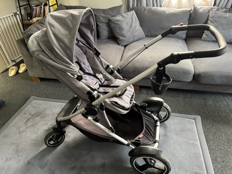 Phil & Teds pram with Maxi Cosi capsule Carousel 2