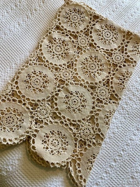 A lovely UNUSED hand crocheted ecru vintage Tablecloth Carousel 1