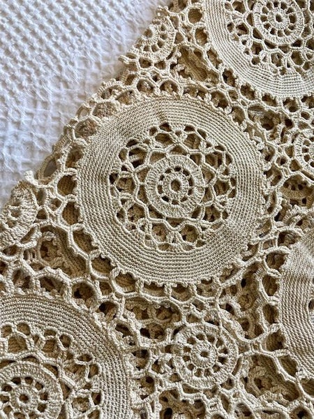 A lovely UNUSED hand crocheted ecru vintage Tablecloth Carousel 2