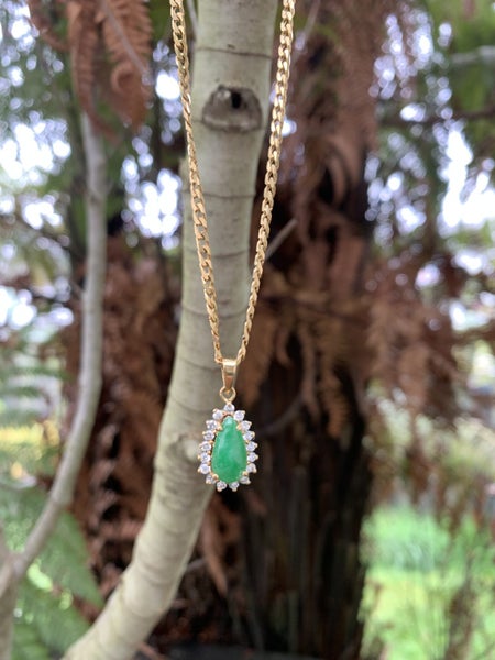 18K Yellow Gold - Jade Pendant with Diamonds Carousel 2