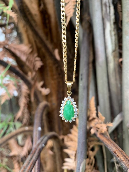 18K Yellow Gold - Jade Pendant with Diamonds Carousel 1