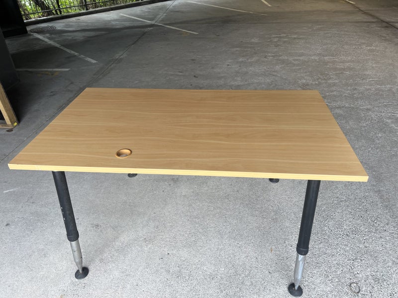 Desk - 1400 x 800 Carousel 1