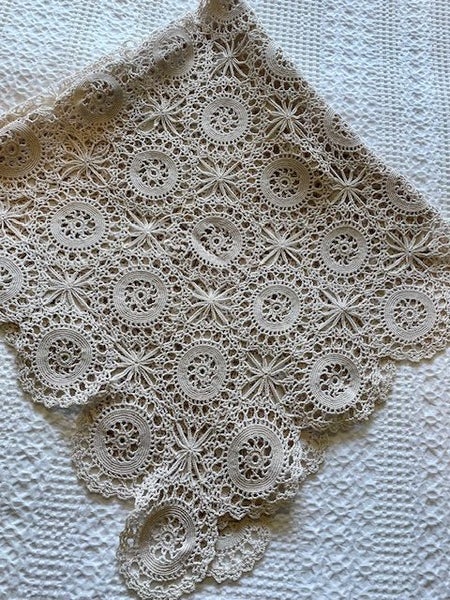 A lovely UNUSED hand crocheted ecru vintage Tablecloth Carousel 1