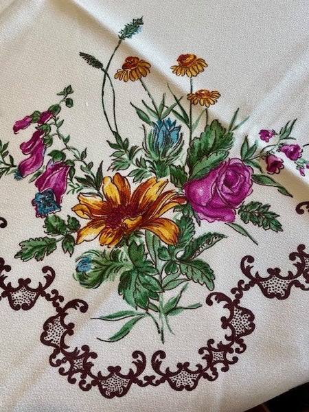 A fabulous German made Tablecloth & 4 matching serviettes (new, but Vintage) Carousel 2