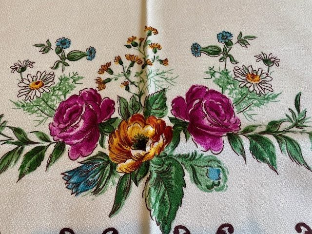 A fabulous German made Tablecloth & 4 matching serviettes (new, but Vintage) Carousel 1