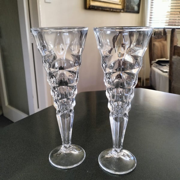 F) BEAUTIFUL CHAMPAGNE/SPARKLING WINE FLUTES - SIGNED WITH ETCHED LION RAMPANT Carousel 1