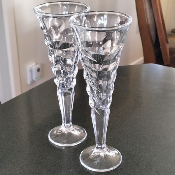 F) BEAUTIFUL CHAMPAGNE/SPARKLING WINE FLUTES - SIGNED WITH ETCHED LION RAMPANT Carousel 2
