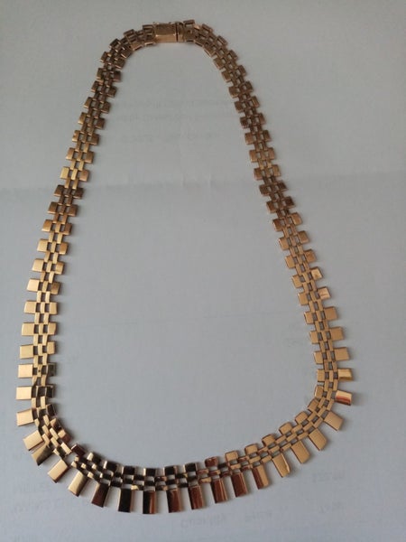 18 Karat gold ladies' necklace. Carousel 3
