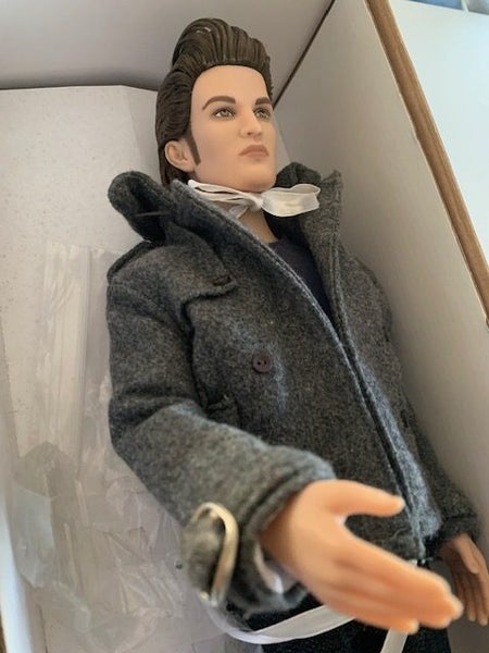RARE 2009 Tonner Edward Cullen Collector Doll – Twilight Series Carousel 2