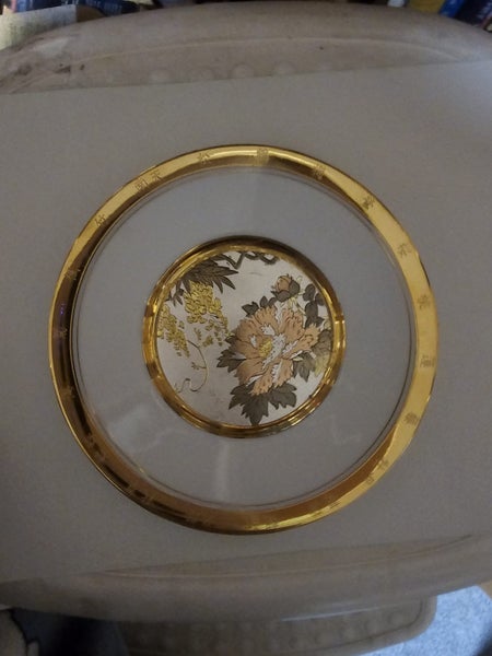 CHOKIN PLATE, PLATE APPEARS BLANK BUT IT IS IN A GENUINE TIFFANY BOX WITH BOW64756054097921110