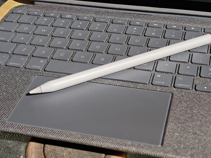 iPad Air 4th Gen with apple pen 2 & Logitech keyboard Case Carousel 2