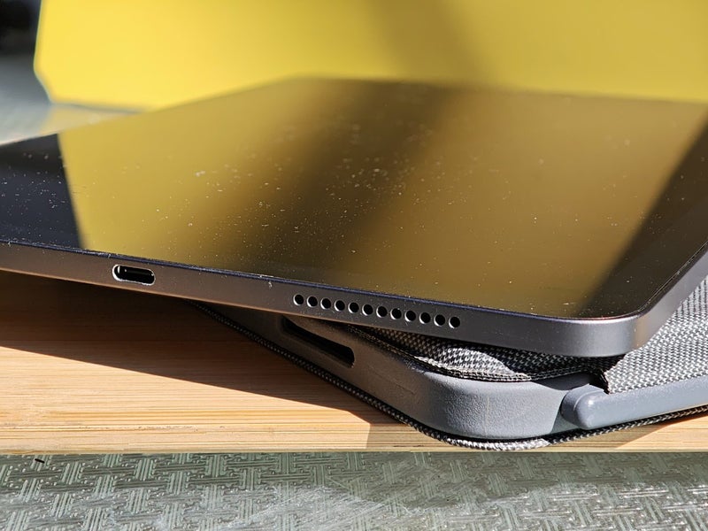 iPad Air 4th Gen with apple pen 2 & Logitech keyboard Case Carousel 7