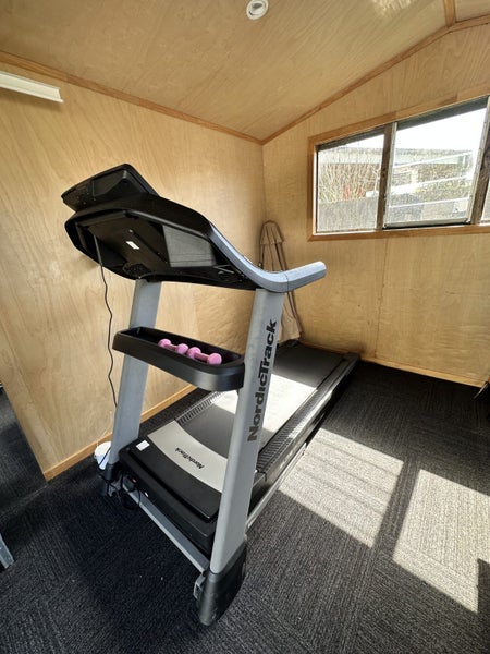 NordicTrack Elite 800 Folding Treadmill one owner63916399077761112