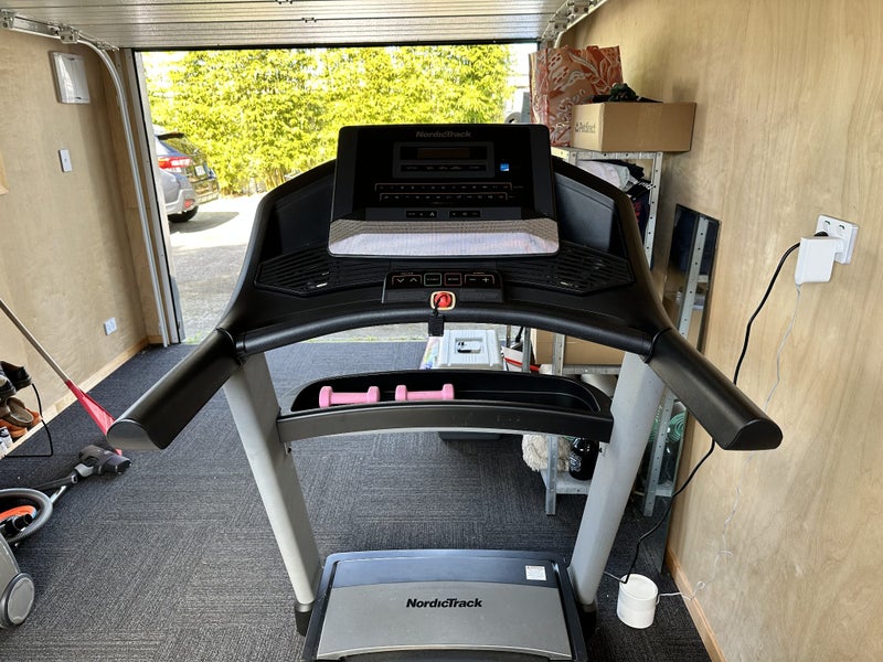 NordicTrack Elite 800 Folding Treadmill one owner63916399077761113