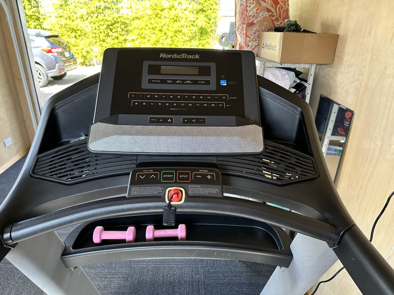 NordicTrack Elite 800 Folding Treadmill one owner63916399077761114