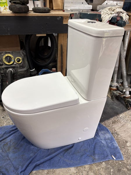 Elementi Fuori Toilet Suite (New) Carousel 1
