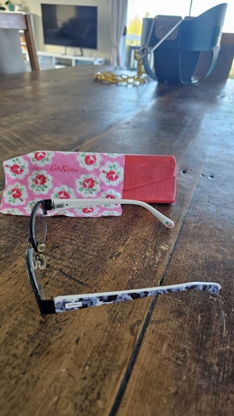 Eye wear Carousel 1