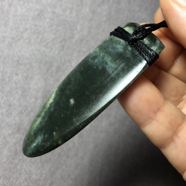 2 DAY AUCTION!: 6.5cm Greenstone Whale Tooth Pendant, $1 Reserve Carousel 6