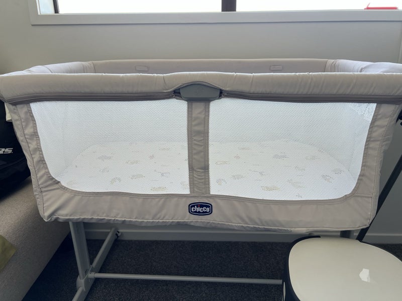 Baby stuff: cot, bath, nappy bin, rocker Carousel 2