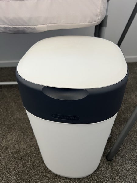 Baby stuff: cot, bath, nappy bin, rocker Carousel 6