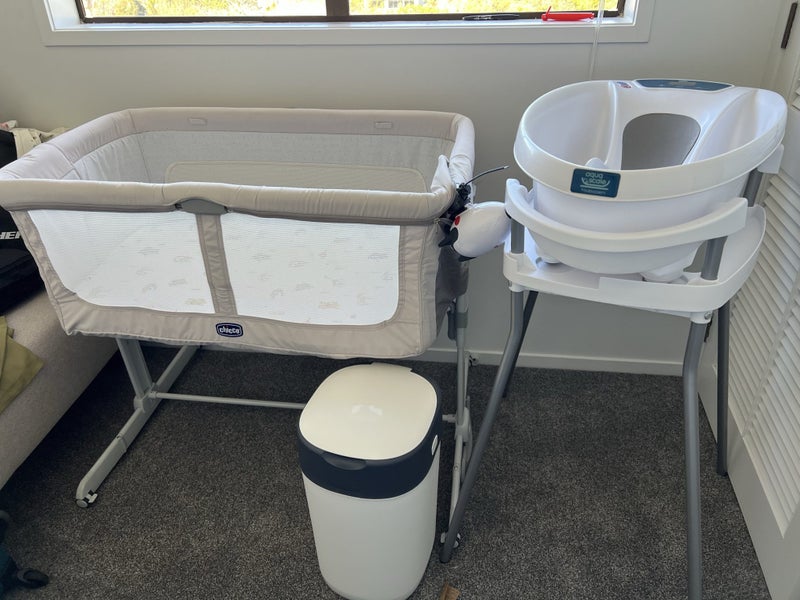 Baby stuff: cot, bath, nappy bin, rocker Carousel 1