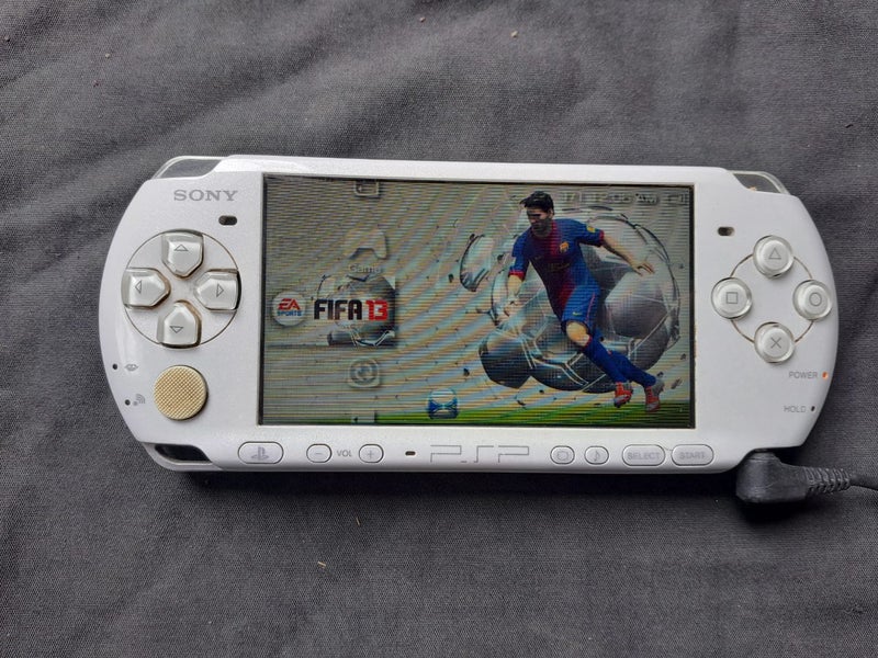 Sony PSP White Console63667592518017112