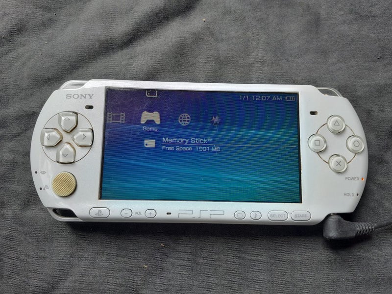 Sony PSP White Console63667592518017113