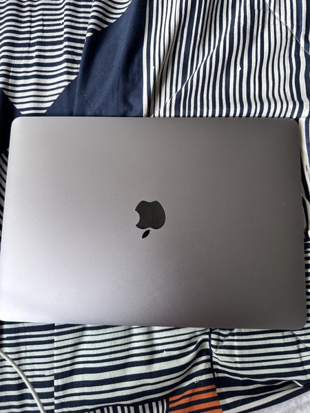 MacBook Pro 201963667594874498110
